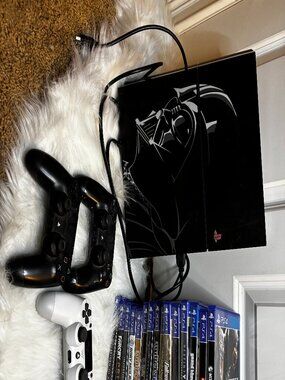 PlayStation 4 – Darth Vader Special Edition + 3 Controllers & Games